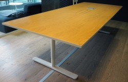 Møtebord / konferansebord i eik / hvitt fra Horreds, 300x120cm, passer 10-12 personer, pent brukt