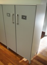 Steelcase skap med dører, skrog i lys grå, dører i grått, bredde 80cm, høyde 124cm, 3 permhøyder, pent brukt