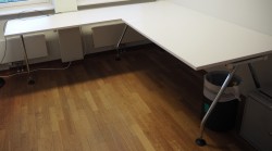 Skrivebord i hvitt / krom fra Vitra, modell Adhoc, 200x210cm, venstreløsning, pent brukt