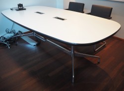 Møtebord i hvitt med sort kant, Vitra Eames Segmented Table, 240x120cm, 8-10personer, pent brukt
