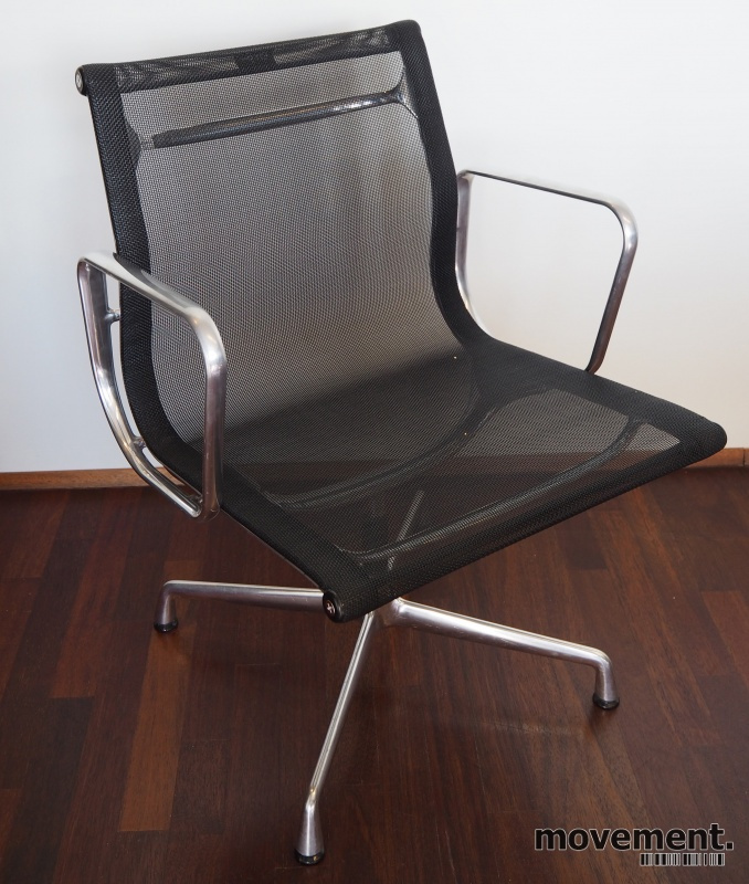 Solgt!Lekker stol fra Vitra: Eames EA104 - 1 / 3