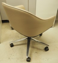 Vitra Softshell konferansestol på hjul i lyst beige / kremfarget skinn / polert aluminium, pent brukt