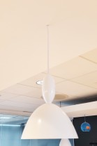Taklampe/pendel i hvitt fra Muuto, modell MHY, design: Norways Says, Ø=20cm, pent brukt