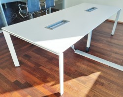Møtebord fra Steelcase, 240x100cm, lys grå plate, passer 8-10 pers, pent brukt