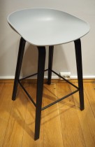Barkrakk / barstol Hay About a stool i lys gråblå / sort eik, sittehøyde 64cm (lav modell), pent brukt