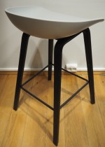 Barkrakk / barstol Hay About a stool i lys gråblå / sort eik, sittehøyde 64cm (lav modell), pent brukt