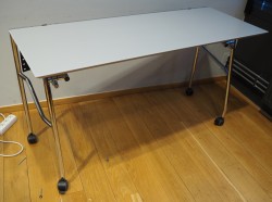 Konferansebord / klappbord i lyst grått / krom på hjul, 130x50cm, pent brukt