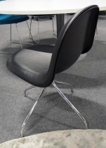 Gubi 3D konferansestol i sort skinn / sortlakkert finer bakside / ben med sving i krom, design: Komplot design, pent brukt