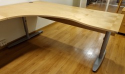 Skrivebord hjørneløsning i bjerk finer, Kinnarps T-serie, 260x180cm, pent brukt