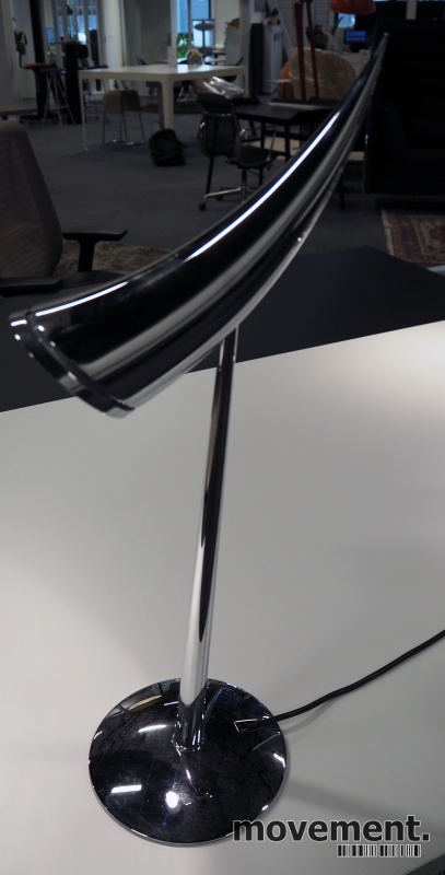Solgt!Lekker design-bordlampe i krom fra - 2 / 2