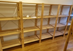 Lagerhyller i tre fra Ikea, 174,5cm høyde, 54cm dybde, 20 gavler og 44 hylleplater, brukt