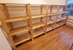 Lagerhyller i tre fra Ikea, 174,5cm høyde, 54cm dybde, 20 gavler og 44 hylleplater, brukt