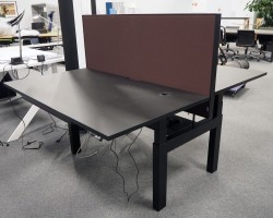 Dobbel hevsenk 140cm skrivebord, sort plate og understell fra Holmris, med skillevegg, pent brukt