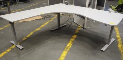 Hjørneskrivebord med elektrisk hevsenk fra Linak i lys grå, 210x200cm, venstreløsning, pent brukt