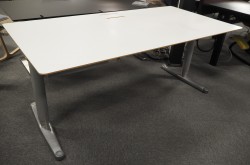 Skrivebord med elektrisk hevsenk i hvitt / grått fra Horreds, 180x90cm, brukt med slitasje