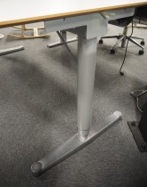 Skrivebord med elektrisk hevsenk i hvitt / grått fra Horreds, 180x90cm, brukt med slitasje
