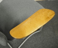 Møteromsstol / besøksstol fra Kinnarps, mod Plus 377, NYTRUKKET i mørkt grått stoff, armlene i eik, pent brukt