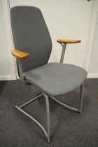 Møteromsstol / besøksstol fra Kinnarps, mod Plus 377, NYTRUKKET i mørkt grått stoff, armlene i eik, pent brukt