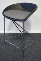 Barstol i grått / grått stoff / krom fra ForaForm, modell Popcorn, sittehøyde 65cm, pent brukt