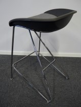 Barstol i grått / grått stoff / krom fra ForaForm, modell Popcorn, sittehøyde 65cm, pent brukt