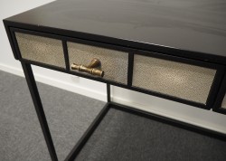 Eksklusivt skrivebord i sort med 3 skuffer fra Eichholtz, modell Paco, 150x60cm, pent brukt