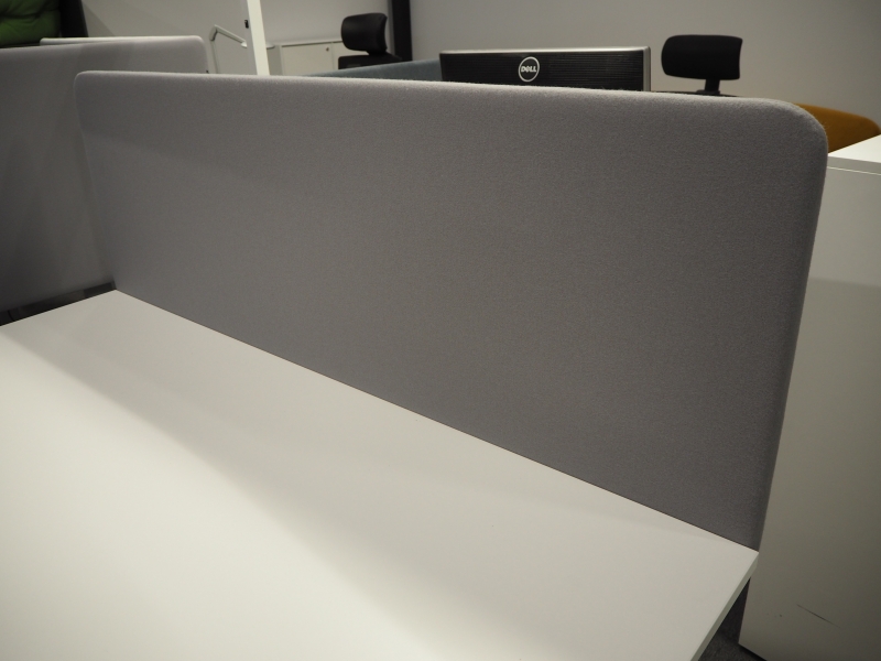 Bordskillevegg i lyst grått stoff