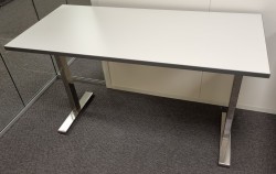 Lekkert, kompakt skrivebord 130x60cm, fra Edsbyn i lyst grått, krom ben, pent brukt