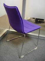 Konferansestol i lilla stoff / krom fra Cube Design, modell S10, pent brukt