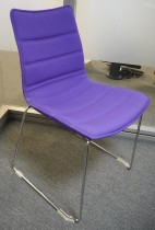 Konferansestol i lilla stoff / krom fra Cube Design, modell S10, pent brukt