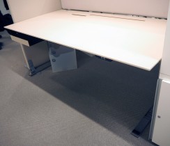 Skrivebord med elektrisk hevsenk i beige / krom fra Ragnars, 180x90cm, pent brukt