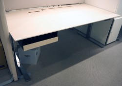 Skrivebord med elektrisk hevsenk i beige / krom fra Ragnars, 180x90cm, pent brukt