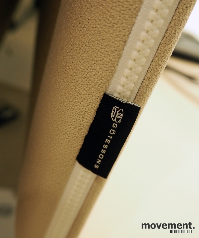 Solgt!Bordskillevegg i beige stoff med - 4 / 4