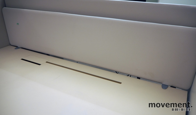Solgt!Bordskillevegg i beige stoff med - 1 / 4