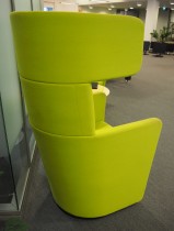 Loungestol med høy rygg i grønt stoff fra Bene, modell PARCS Wing chair, pent brukt
