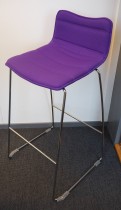 Barkrakk / barstol i lilla stoff / krom fra Cube Design, modell S10, sittehøyde: 78cm, pent brukt