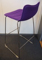 Barkrakk / barstol i lilla stoff / krom fra Cube Design, modell S10, sittehøyde: 78cm, pent brukt