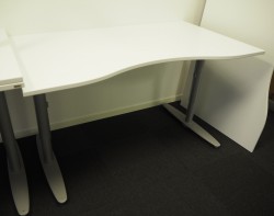Kinnarps T-serie rektangulært skrivebord i lys grå, 140x80cm med magebue, pent brukt