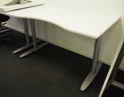 Kinnarps T-serie rektangulært skrivebord i lys grå, 140x80cm med magebue, pent brukt