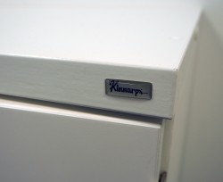Kinnarps E-serie skap med dører i hvitt, 3 permhøyder, bredde 80cm, høyde 133cm, pent brukt