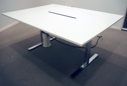 Møtebord i hvitt fra Ragnars, 160x120cm, T-ben understell i krom, passer 4-8 personer, pent brukt