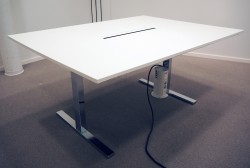 Møtebord i hvitt fra Ragnars, 160x120cm, T-ben understell i krom, passer 4-8 personer, pent brukt