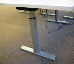 Skrivebord med elektrisk hevsenk i hvitt / grått fra Duba B8, 140x80cm med kabelluke, pent brukt