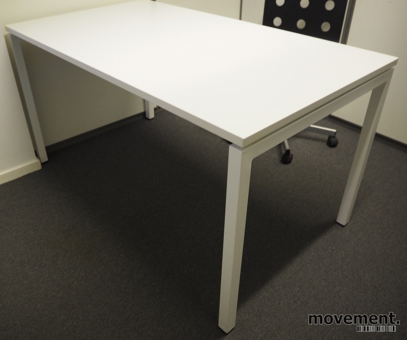 Solgt!Skrivebord / kantinebord i hvitt - 1 / 2