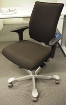 Håg H05 5400 kontorstol i sort, medium rygg med armlener, pent brukt