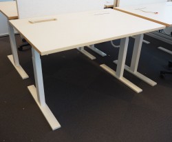 Skrivebord med elektrisk hevsenk fra Holmris i lys beige / forkant i eik / hvitlakkert understell, 120x80cm, pent brukt