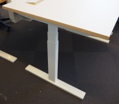 Skrivebord med elektrisk hevsenk fra Holmris i lys beige / forkant i eik / hvitlakkert understell, 120x80cm, pent brukt
