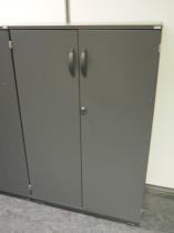 Kinnarps E-serie skap i mørk grå, 3 permhøyder, bredde 80cm, høyde 125cm, pent brukt