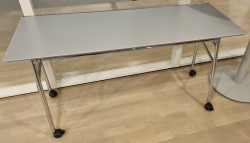 Konferansebord / klappbord i lyst grått / krom på hjul, 130x50cm, pent brukt