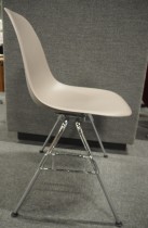 Vitra DSS konferansestol i varmgrå / krom, Design: Charles & Ray Eames, pent brukt