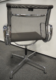 Solgt!Lekker stol fra Vitra: Eames EA104 - 3 / 3